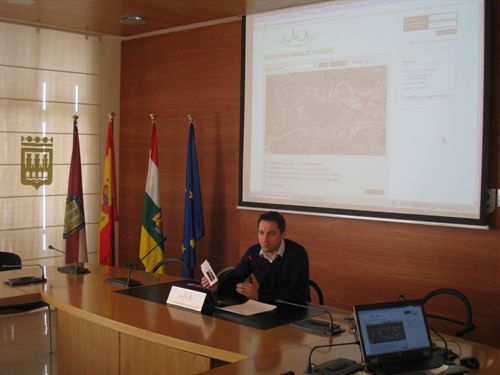 Gómez Ijalba presenta la nueva web del Plan General